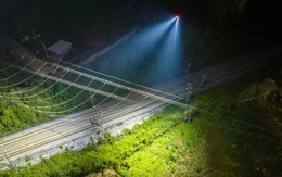 Kỳ lạ máy bay không người lái hoạt động xuyên đêm ở một công trường ở Trung Quốc: Chuyện gì đang xảy ra?