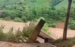 VIDEO: Nước lũ cuồn cuộn cuốn trôi cầu bê tông
