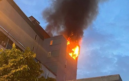 Nhà trọ cao tầng bất ngờ bốc cháy ngùn ngụt