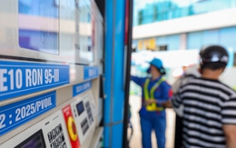 Ngày đầu bán xăng E10 tại Hà Nội: Khách hàng sẵn sàng mua để bảo vệ môi trường