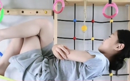 Cô bé 9 tuổi nằm trên dây đọc sách gây sốt mạng xã hội Trung Quốc