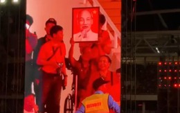 Con gái tiết lộ câu chuyện phía sau khoảnh khắc bố ngồi xe lăn, giơ cao ảnh Bác Hồ tại concert “Tổ quốc trong tim”