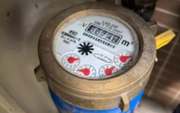 Nhà bỏ hoang 20 năm nhưng đồng hồ nước vẫn hiển thị đã “ngốn” 260m³, hóa đơn vọt hơn 5,8 triệu đồng, gia chủ gọi người đến kiểm tra thì được thông báo: "Dữ liệu chính xác"