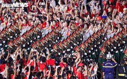 Xúc động hình ảnh 68 quân nhân diễu binh trong vòng tay Nhân dân