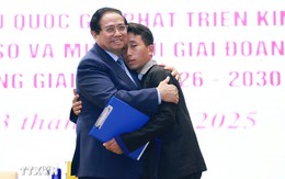 Hình ảnh đẹp nhất hôm nay: Thủ tướng Phạm Minh Chính trao cái ôm động viên đến trưởng bản Mùa A Thi sau pha điều dân cứu 90 mạng người