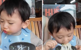 Em bé Nhật Bản lần đầu ăn 1 món bún Việt Nam, có phản ứng khiến nghìn người 'tan chảy'