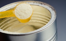 Đột kích cơ sở kinh doanh ở TP.HCM, thu giữ 4.497 chai sữa ENSURE giả, quy mô hàng trăm triệu đồng