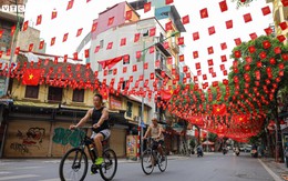 Phố phường Hà Nội rợp sắc cờ đỏ sao vàng, hướng về ngày Quốc khánh 2/9