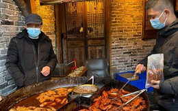 Khách Việt ăn đặc sản khi đi Trung Quốc, nhận xét: "Đời tôi chưa bao giờ nghĩ sẽ phải làm thế này!"