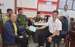 Thấy một phụ nữ run rẩy khi chuyển tiền cho "Võ Tuấn Kiệt", nhân viên ngân hàng lập tức báo công an