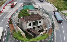 Nhất quyết không chịu di dời dù được đền bù tiền tỷ, ngôi nhà sẵn sàng "đứng một mình" giữa đường cao tốc nhận số phận như thế nào sau nhiều năm?