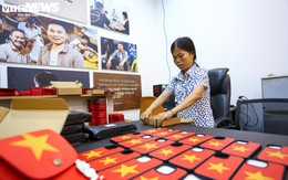 Độc đáo túi xách, ốp điện thoại hình cờ Tổ quốc của những người thợ khuyết tật