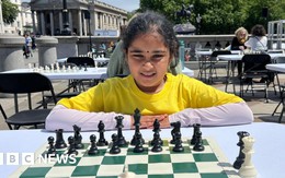 Thần đồng cờ vua 10 tuổi trở thành nữ kỳ thủ trẻ nhất đánh bại đại kiện tướng