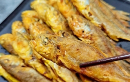 Lý do cá rán ở nhà hàng luôn giòn tan, thêm thứ này cá để lâu không ỉu