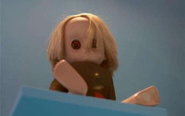 "Mẹ ơi, con búp bê kia lại nhìn con rồi", người mẹ tưởng con đùa, hôm sau phải đưa đi viện: Sự thật khiến chị rùng mình