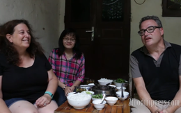 Khách Tây nếm thử món chả cá nổi tiếng của Việt Nam cùng mắm tôm, thốt lên 1 câu khiến người xem bất ngờ