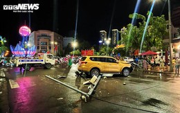 Ô tô 7 chỗ lao lên vỉa hè, tông gãy trụ camera giao thông ở Nha Trang