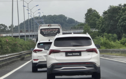 Truy tìm tài xế ô tô dùng chiêu lật biển số, gắn chữ 'Happy Wedding'