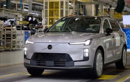 Volvo XC70 đầu tiên xuất xưởng: Trông như xe điện nhưng là PHEV, máy xăng 1.5L 161 mã lực kèm 3 mô-tơ điện