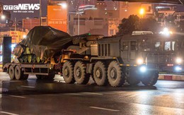 Đoàn xe pháo quân sự di chuyển về trung tâm Hà Nội trong đêm