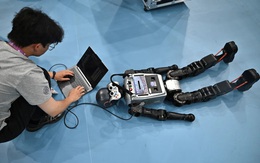 Đấm nhau ngã loạn xạ, nhặt mẩu rác mất đến 17 phút: Robot Trung Quốc vẫn còn là "lũ ngốc nghếch" mà thôi