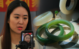 Streamer bán vòng ngọc bích 4,3 triệu đồng, giảm giá 50% hút 134 nghìn người theo dõi: Trong chớp mắt, hàng chợ biến thành "đồ quý", có cả giấy kiểm định