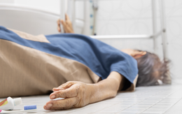 Người nhà phá cửa khi phát hiện người đàn ông đi vệ sinh hơn 1 giờ vẫn không thấy ra