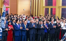 Tổng Bí thư và Thủ tướng xem màn trình diễn của robot 'made in Việt Nam'