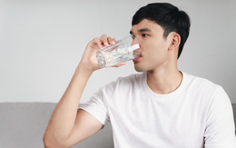 Uống nước có thể cảnh báo thận tổn thương, ung thư, tiểu đường: Có 3 dấu hiệu này cần đi khám gấp!