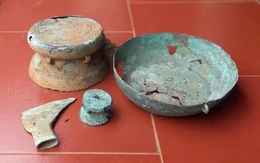 Một gia đình nông dân ở Phú Thọ đào được hai trống đồng niên đại trên 2.500 năm khi làm vườn