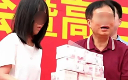 Tặng cả "núi tiền" cho học sinh đỗ đại học điểm cao, 1 trường quốc tế bị chỉ trích