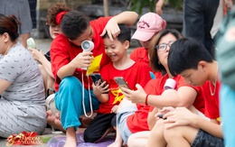 Người dân khắp nơi đổ về trung tâm Hà Nội “cắm trại” từ 6, 7h sáng, quyết chờ 12 tiếng để xem hợp luyện diễu binh diễu hành hoành tráng tối 21/8