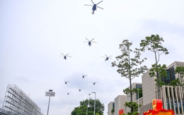 Mãn nhãn dàn trực thăng quân sự luyện bay trên Quảng trường Ba Đình