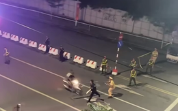 Bắt giữ 2 thanh niên 'thông chốt' đường cấm, tông thẳng vào cảnh sát cơ động