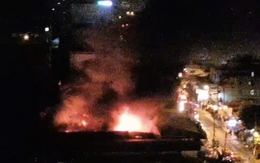 Hàng chục cảnh sát PCCC được điều động dập lửa lúc rạng sáng