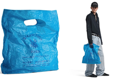Cận cảnh chiếc túi nylon nhàu nhĩ và "cơn điên" giá của Balenciaga: 1 "túi rác" mua được chiếc xe máy