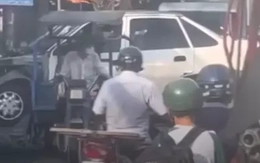 Xác minh clip xe ba gác 'cõng' ô tô trong hẻm nhỏ ở TPHCM