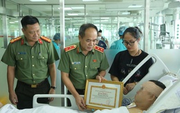 Giám đốc Công an Hà Nội trao bằng khen tặng cảnh sát cơ động bị quái xế tông