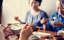 Về quê ăn giỗ, tôi phát hiện trong ngăn tủ nhà mẹ chồng một bí mật chấn động cả gia đình