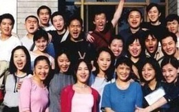 Xưa bị cười chê học dốt nhất lớp, nay họp lớp tôi bước xuống từ Lexus khiến cả bàn tiệc im bặt