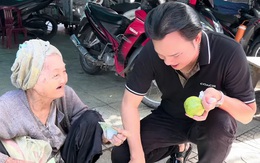 Nam NSƯT về nước, gặp một bà cụ ở vỉa hè tuyên bố luôn: "Con mua hết cho cụ"