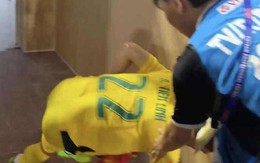 Nguyễn Tiến Linh trượt ngã, chấn thương khi kí tặng người hâm mộ