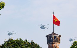 Hình ảnh dàn trực thăng, "hổ mang chúa" SU-30MK2 bay trên bầu trời Hà Nội sáng nay