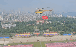 VIDEO: Ngắm biên đội trực thăng mang cờ Đảng, cờ Tổ quốc bay qua Quảng trường Ba Đình