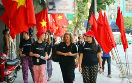 Khách Tây ngạc nhiên khi gặp cảnh tượng trên đường phố Việt Nam, nhận xét: "Tôi thấy nó ở mọi nơi!"