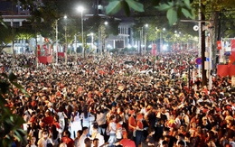 Cảnh tượng chưa từng có ở 10 vị trí đẹp bậc nhất, chật kín người xem diễu binh, diễu hành