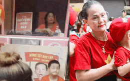 Em bé ngủ dưới nắng khi xem A80, được phu nhân Hà thành đón vào nhà, hoá ra là mẹ vợ hot làng bóng đá!