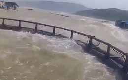 Bão số 5 (Kajiki): Sóng dữ đánh trôi nhiều lồng bè cá tiền tỉ trên biển Hòn La (Quảng Trị)