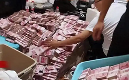 Tịch thu hơn 700 tỷ đồng tiền mặt vương vãi đầy sàn trong căn hộ của người đàn ông ăn mặc tuềnh toàng, lái xe hỏng đi thuê nhà