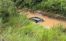 Đang lái ô tô đi tìm quán cà phê, tài xế lao xe xuống kênh, nhân viên cứu hộ chỉ ra sai lầm nguy hiểm